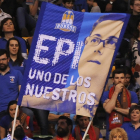 La Peña Sauki muestra una pancarta de apoyo a Epi durante un partido de la pasada temporada.-MARÍA GONZÁLEZ / SPB