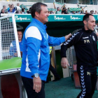 Ángel Viadero saluda a Pedro Munitis antes del choque ante el Racing de Santander.-DAVID BUSTAMANTE.