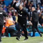 Bielsa se indigan durante el partido entre Leeds y Aston Villa.-EL PERIÓDICO