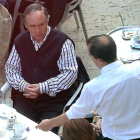 Un camarero atiende a un cliente en una terraza.-ISRAEL L. MURILLO