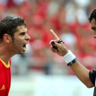 Fernando Hierro protesta una decisión del arbitro egipcio Gamal Al-Ghandour durante el partido de los cuartos de final contra Corea del Sur del Mundial del 2002.-EFE / LUIS TEJIDO