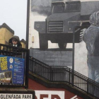 Un mural en el barrio católico de Bogside, en Londonderry.-ALBERT BERTRAN