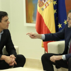 Pedro Sánchez y Mariano Rajoy, el pasado 6 de julio en la Moncloa.-JUAN MANUEL PRATS