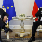 El presidente ruso  Vladimir Putin conversa con el presidente de la Comision Europea Jean-Claude Juncker durante una reunion en el palacio Konstantinovsky de San Petersburgo.-EFE / SERGEI CHIRIKOV