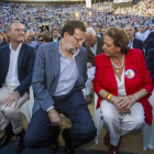 Mariano Rajoy conversa con Rita Barberá en un mitin en València en la campaña de las municipales del 2015.-MIGUEL LORENZO