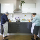 Dos mujeres trabajan en una cocina de una unidad de convivencia.-ISRAEL L. MURILLO