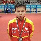Daniel Berzosa posa con la medalla de plata lograda en Lignano (Italia)-ECB
