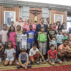 Foto de familia de los nños saharauis con el alcalde, Javier Lacalle y la concejala, Ana Lopidana, el presidente de la asociación, Antonio Ibáñez, y Abdi, en el salón de Plenos.-SANTI OTERO