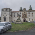 El Monasterio de San Pedro Cardeña compite con la belleza y majestuosidad de las líneas del Mercedes C State 220D.-HÉCTOR FUSTEL