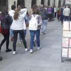 Varias personas pasean por la calle de la Paloma  en las cercanías de la plaza del Rey San Fernando de la capital burgalesa.-SANTI OTERO