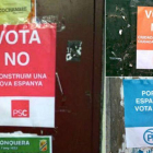 Carteles de la campaña falsa que llama a votar no el 1-O en nombre del PSC, Ciutadans y PPC.-TWITTER / PERIÓDICO