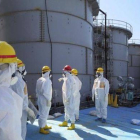Operarios ante los tanques de agua radiactiva en Fukushima.-Foto: EFE