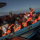 Rescate de más de 300 refugiados y migrantes, sobre todo de Eritrea y Bangladés, en aguas del Mediterráneo, el 27 de enero.-AP / SANTI PALACIOS