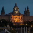 La señal de Batman, proyectada sobre la cúpula principal del Museo Nacional de Arte de Catalulña.-JORDI COTRINA