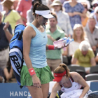 La tenista española Garbiñe Muguruza abandona la semifinal contra la francesa Alize Cornet en el torneo internacional de Brisbane.-EFE / DAVE HUNT