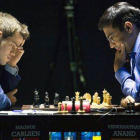 El noruego Magnus Carlsen (izquierda) y el indio Vishwanathan Anand, durante la 11ª partida por el título mundial de ajedrez, en Sochi.-Foto: EFE / YEVGENY REUTOV