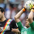 Rulli y Miku pugnan por un esférico en Anoeta.-EFE / JUAN HERRERO