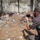 Un agente medioambiental documenta los daños en una zona de botellón pegada al parque Virgen Viñas. L. V.