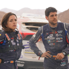 Cristina Gutiérrez y su copiloto, Pablo Huete, muestran su frustración y cansancio.-PRENSA DE CRISTINA GUTIÉRREZ