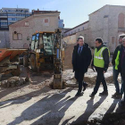 El alcalde junto a técnicos municipales en las hurtas de la Concepción.-RAÚL G. OCHOA