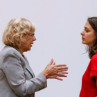 La alcaldesa de Madrid Manuela Carmena conversa con al inicio de la sesión ordinaria del Pleno-EMILIO NARANJO (EFE)