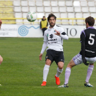 Andrés golpea el balón en presencia de dos jugadores del Real Valladolid B.-SANTI OTERO