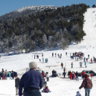 Numerosos aficionados a los deportes invernales en Santa Inés, cuya pista alpina ofrece un entorno privilegiado.-ÁLVARO MARTÍNEZ