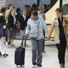 Unas pasajeras caminan por la Estación de Autobuses de Burgos, que cuenta con 17 dársenas.-RAÚL G. OCHOA