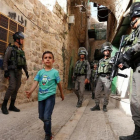 Una patrulla de la policía fronteriza israelí pasea por el mercado de la ciudad de Qusbah,  en Cisjordania.-/ EFE / ABED AL HASHLAMOUN