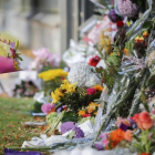 Una niña pone flores en el memorial de recuerdo del atentado en Christchurch, el pasado mes de marzo.-VINCENT THIAN (AP)