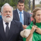 El comisario europeo, Arias Cañete, acompañado de su esposa, Micaela Domecq.-