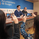 Los concejales Daniel de la Rosa y Antonio Fernández Santos, ayer, durante la rueda de prensa.-ISRAEL L. MURILLO