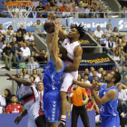 El jugador del Zaragoza Okoye frena a Kravtsov en un lance del partido disputado el pasado fin de semana.-SANTI OTERO