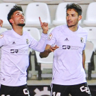 Javi Gómez festeja con Unai Elgezabal, que le dio la asistencia, el gol que a la postre dio la victoria al Burgos CF frente al Numancia. ISRAEL L. MURILLO