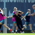 Las jugadoras del Barça femenino, en una sesión preparatoria.-ENRIC FONTCUBERTA / EFE