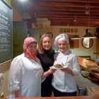 Carmen Fernández (en el centro), Karima y Natalia muestran uno de sus platos.-T.S.T