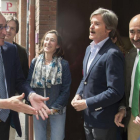 Alonso saluda a los políticos burgaleses del PP durante su visita ayer a Aranda.-ICAL