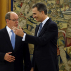 El rey Felipe VI conversa con el Príncipe Alberto de Mónaco en el Palacio de la Zarzuela antes de la cena de presentación de la delegación en España de la Fundación Príncipe Alberto II de Mónaco.-EFE / JUAN CARLOS HIDALGO