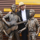 Barry Gibb posa junto a una estatua en honor de Barry  Robin y Maurice Gibbs  componentes del grupo Bee Gees en la inauguracion oficial del Paseo de lo Bee Gees en en Redcliffe, norte de Brisbane (Australia), en febrero del 2013.-