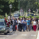 Los coches fúnebres se dirigen al cementerio de San José tras el funeral de ayer.-SANTI OTERO
