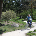 Un ciclista avanza por uno de los senderos del parque urbano de La Quinta, junto a la calle Cartuja.-R. G. OCHOA
