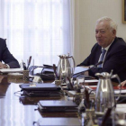 El ministro Margallo, junto a Rajoy, en el Consejo de Ministros extraordinario del lunes.-Foto: EFE / ÁNGLE DÍAZ