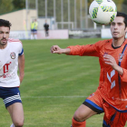 El delantero burgalés Soto intenta llevarse un balón de cabeza en el choque de ayer en Castañares-Raúl G. Ochoa