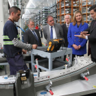 La consejera de Economía y Hacienda, Pilar del Olmo (2D) , junto al director de SNOP, Javier Artacho (D); en su visita a esta empresa ubicada en el Parque de Proveedores de Renault en Villamuriel de Cerrato (Palencia).-ICAL