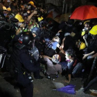 Choques entre policías y manifestantes, este sábado en Hong Kong.-EFE / RITCHIE B. TONGO