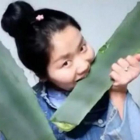 Caputra de pantalla del vídeo en el que la bloguera se intoxica con lo que creía que era aloe vera.-The Shanghaiist.