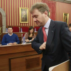 El alcalde Javier Lacalle se dirige a su asiento en el Pleno ante la mirada de Daniel de la Rosa.-RAÚL G. OCHOA
