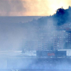 La factoría, del polígono de Gamonal-Villayuda, ayer todavía humeaba, tras el voraz incendio.-ISRAEL L. MURILLO