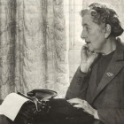 Agatha Christie ante su máquina de escribir-