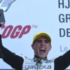 El catalán Albert Arenas (KTM) celebra su primera victoria mundialista en Le Mans.-AFP